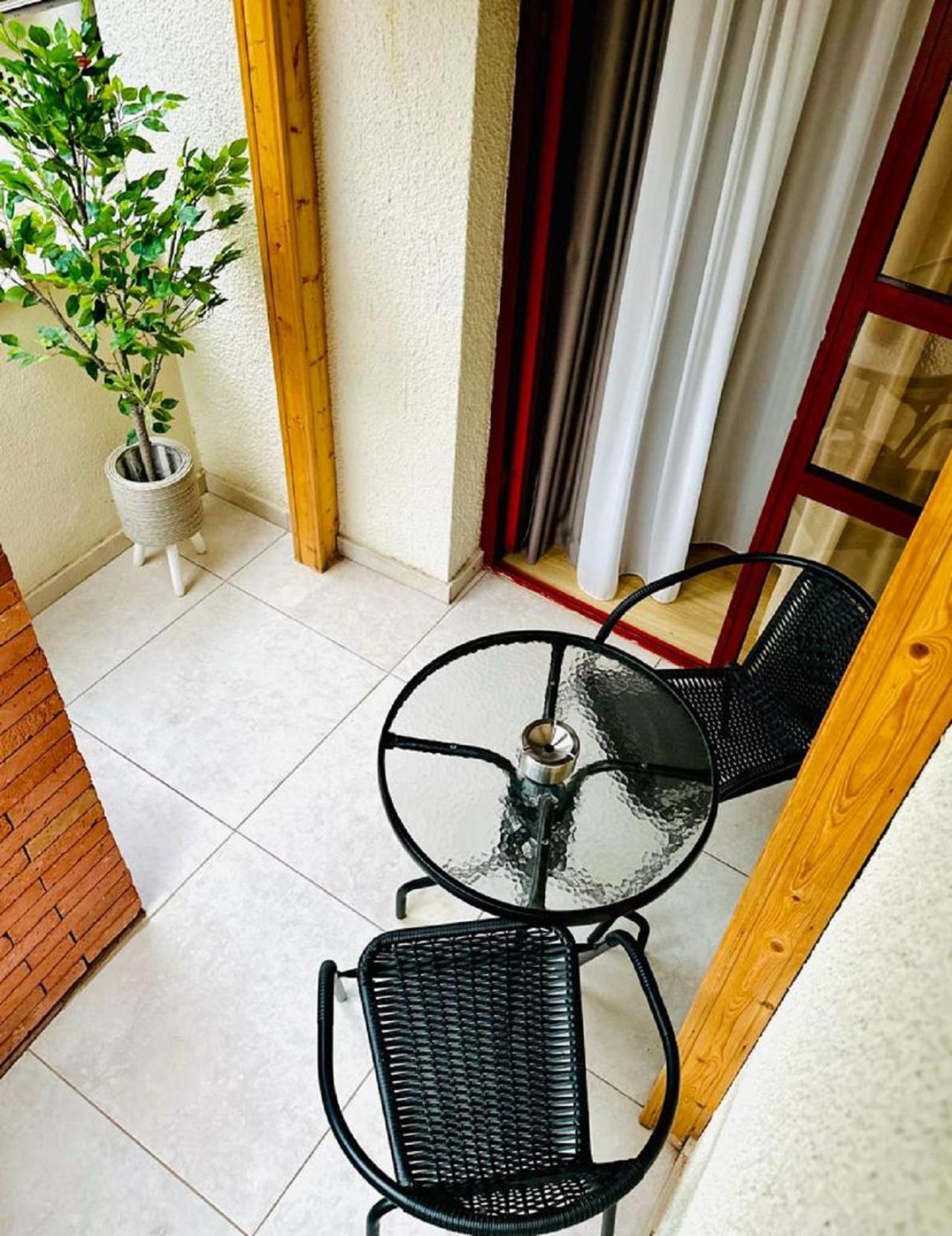 Hotel Well Inn Tbilissi Extérieur photo
