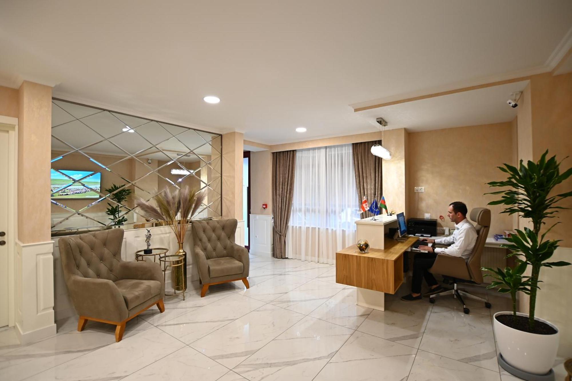 Hotel Well Inn Tbilissi Extérieur photo